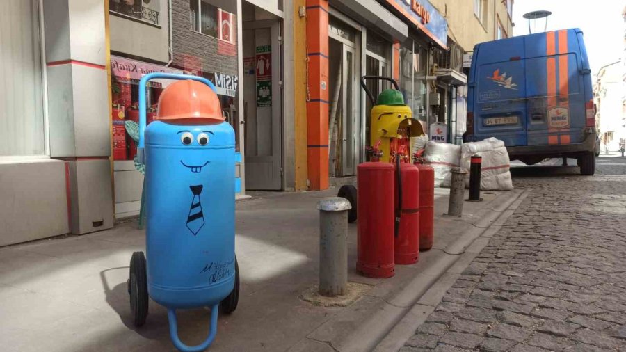 Eski Tüplerden Yapılan Figürler Sokağın Maskotu Oldu