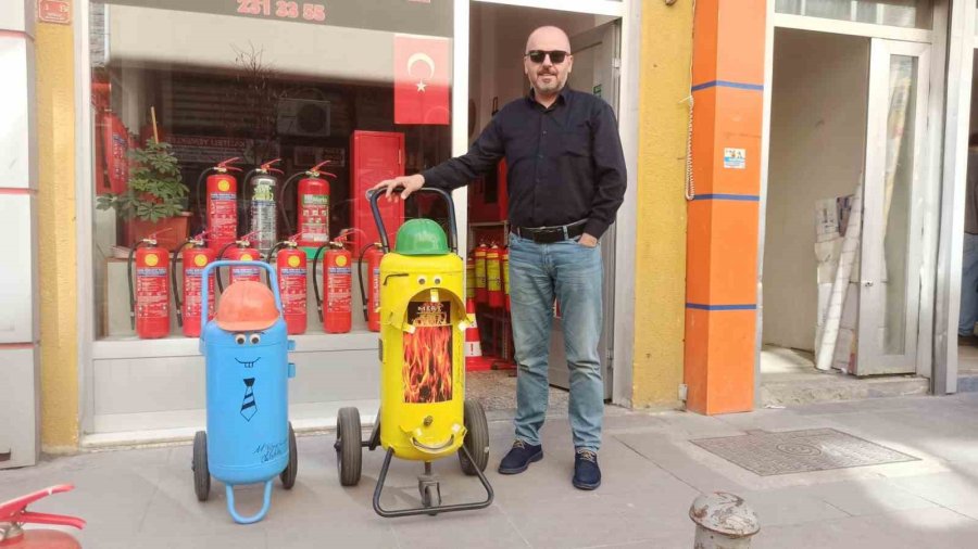 Eski Tüplerden Yapılan Figürler Sokağın Maskotu Oldu