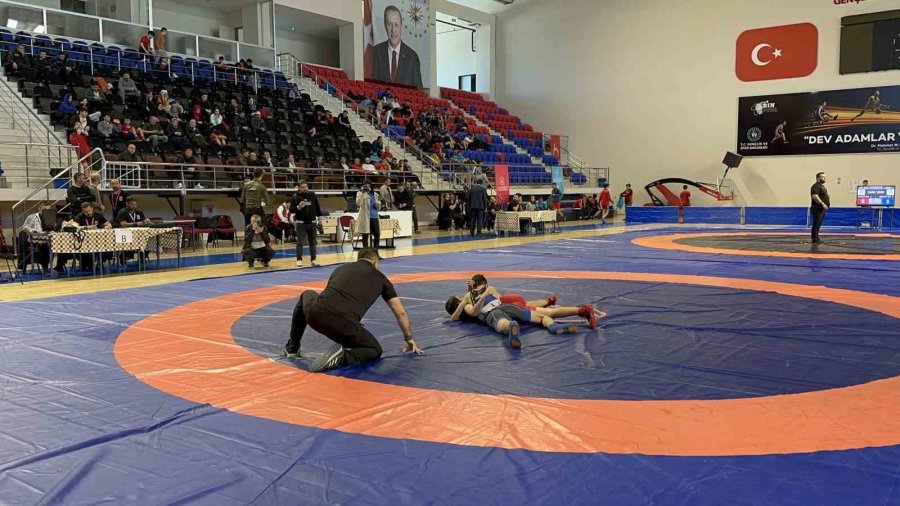 Niğde’de Grekoromen Gençler Ve Yıldızlar Grup Müsabakaları Başladı