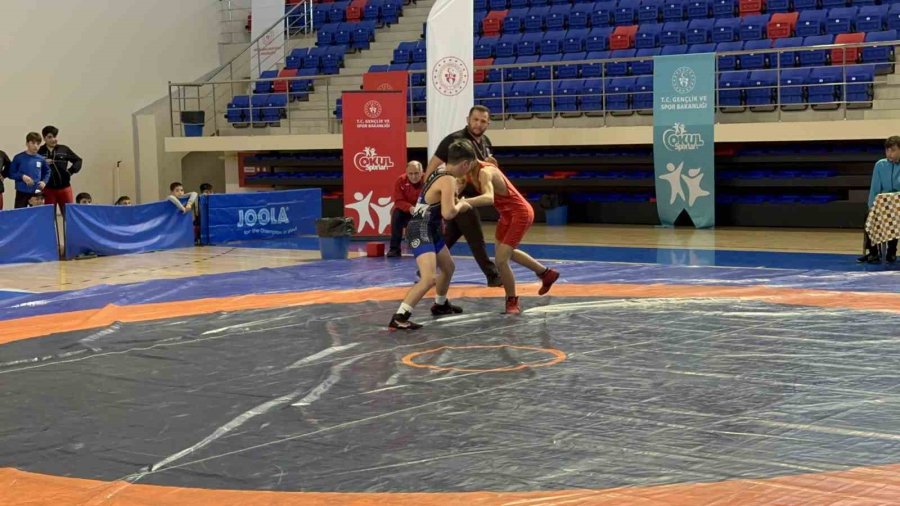 Niğde’de Grekoromen Gençler Ve Yıldızlar Grup Müsabakaları Başladı