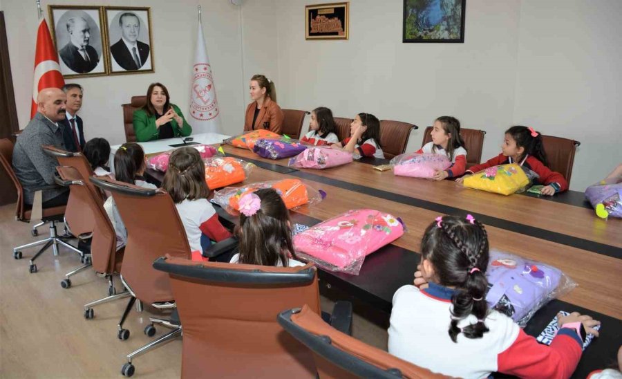 Tasarladıkları Çantaları Ve İçerisine Koydukları Malzemeleri Deprem Bölgesindeki Arkadaşlarına Gönderecekler