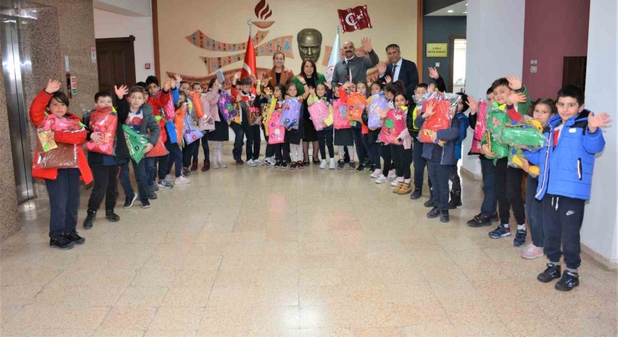 Tasarladıkları Çantaları Ve İçerisine Koydukları Malzemeleri Deprem Bölgesindeki Arkadaşlarına Gönderecekler