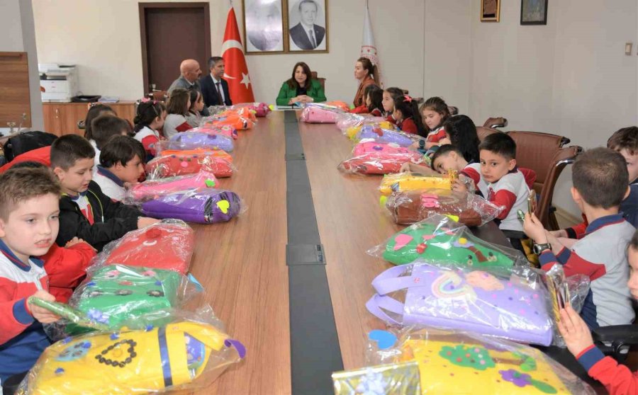 Tasarladıkları Çantaları Ve İçerisine Koydukları Malzemeleri Deprem Bölgesindeki Arkadaşlarına Gönderecekler