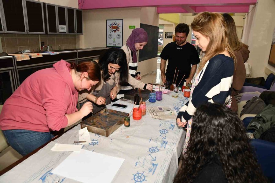 Gençler Ebru Sanatını Öğreniyor