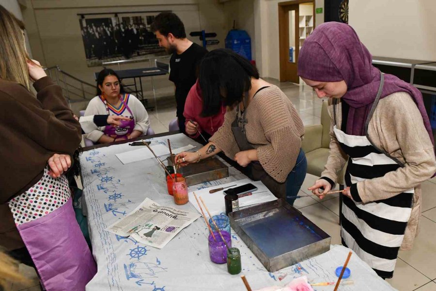 Gençler Ebru Sanatını Öğreniyor