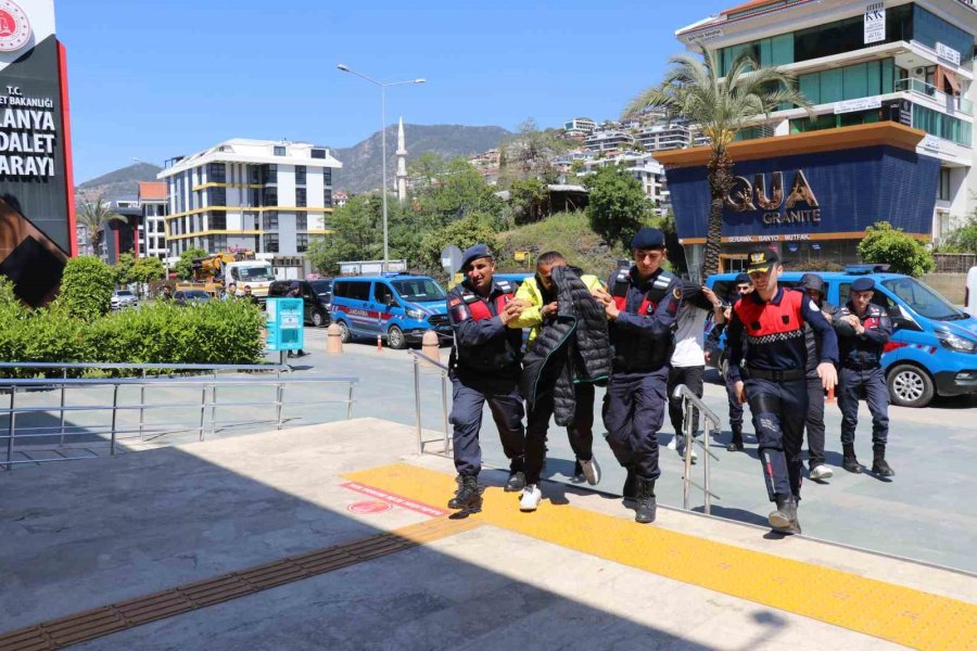 Göçmen Kaçakçılarından Gazetecilere "terörist Mi Çekiyorsunuz" Tepkisi