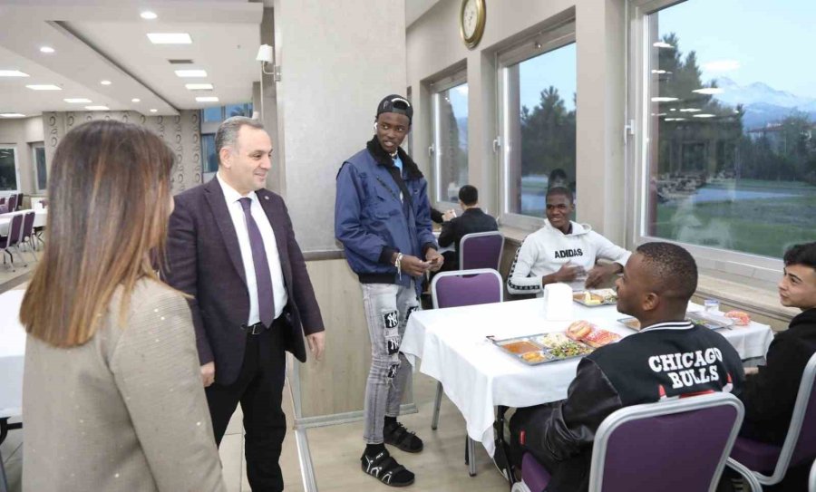 Rektör Altun, Uluslararası Öğrencilerle Bir Araya Geldi