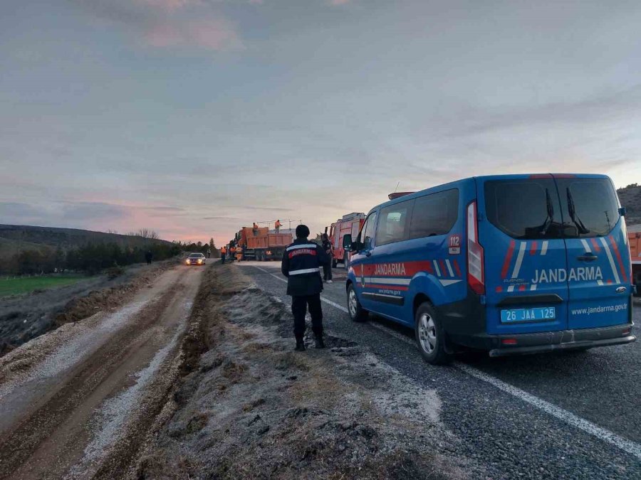 Yan Yatan Tanker Seyitgazi Yolunu Kapattı