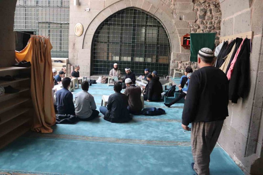 774 Yıllık Medresede İtikafa Girdiler