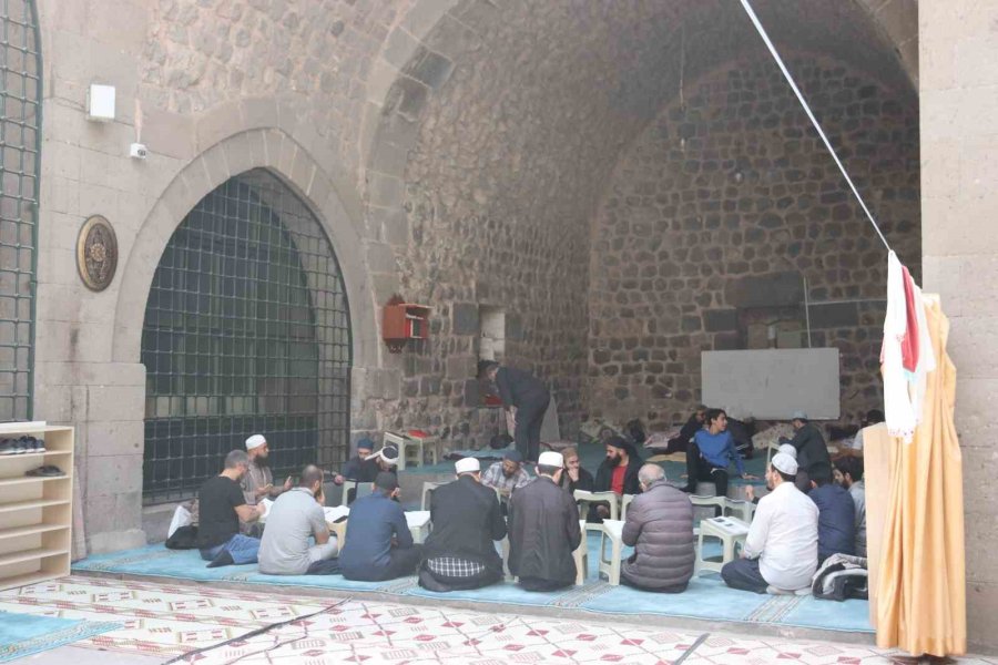 774 Yıllık Medresede İtikafa Girdiler