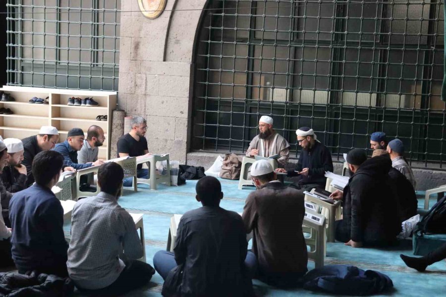 774 Yıllık Medresede İtikafa Girdiler