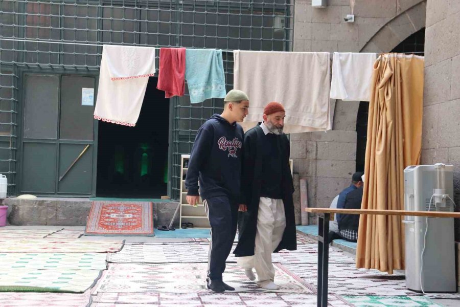 774 Yıllık Medresede İtikafa Girdiler