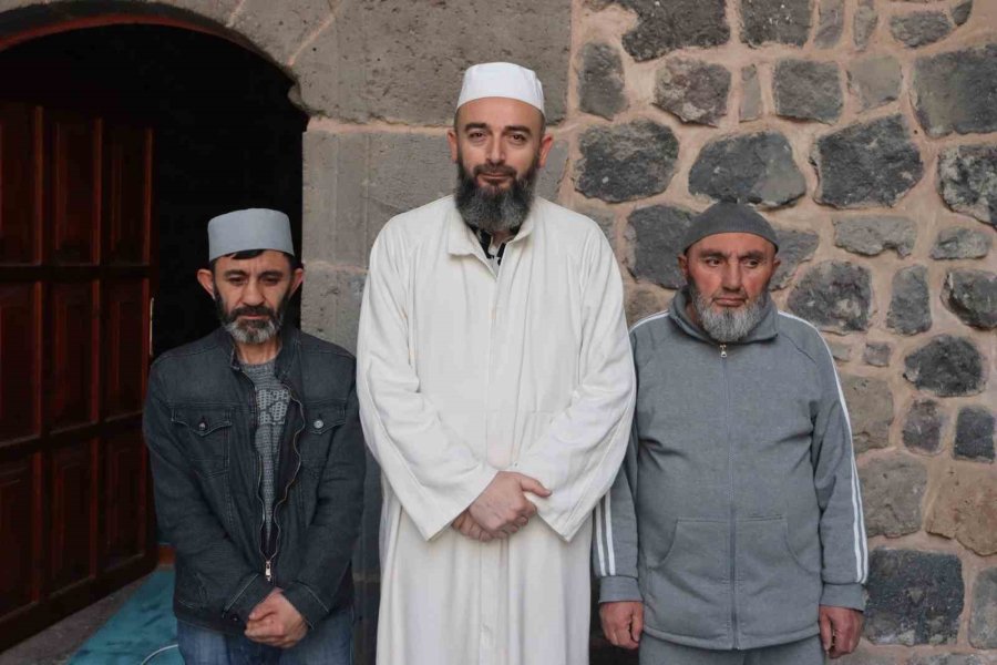 774 Yıllık Medresede İtikafa Girdiler