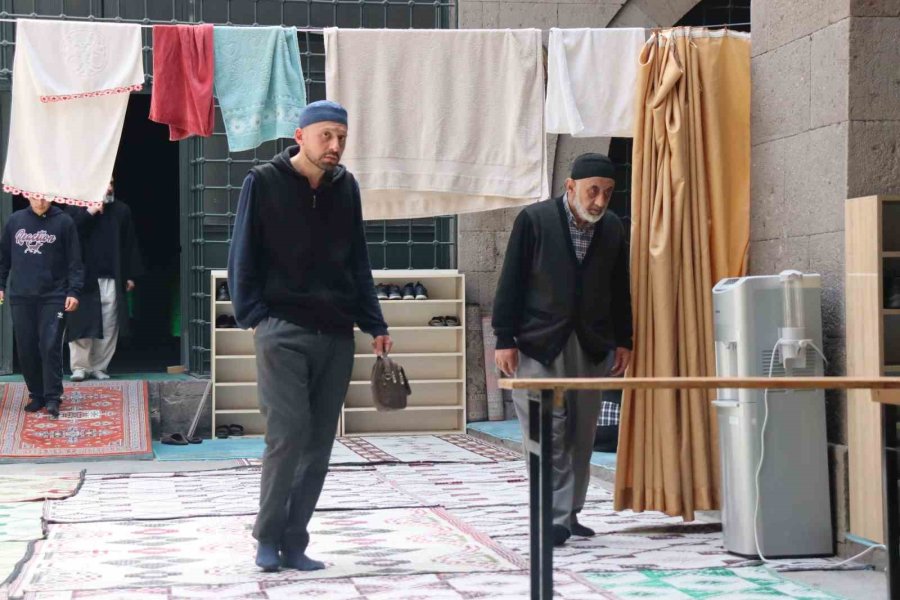 774 Yıllık Medresede İtikafa Girdiler