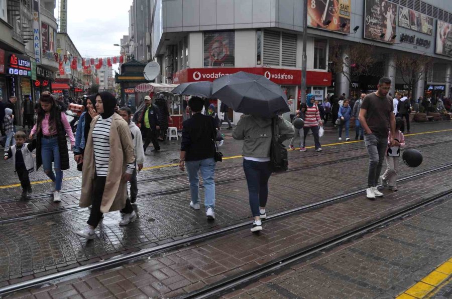 Vatandaşlar Yağmura Hazırlıksız Yakalandı