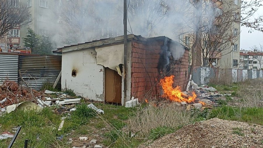 Metruk Evde Çıkan Yangına İtfaiye Ekipleri Müdahale Etti