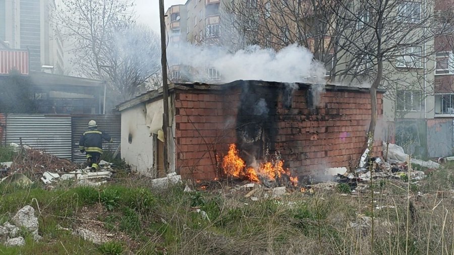 Metruk Evde Çıkan Yangına İtfaiye Ekipleri Müdahale Etti