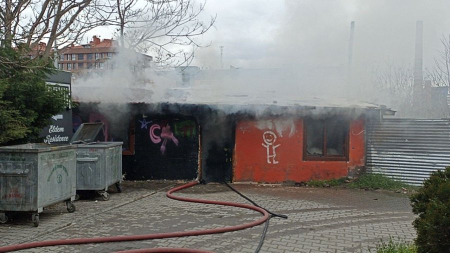 Metruk Evde Çıkan Yangına İtfaiye Ekipleri Müdahale Etti