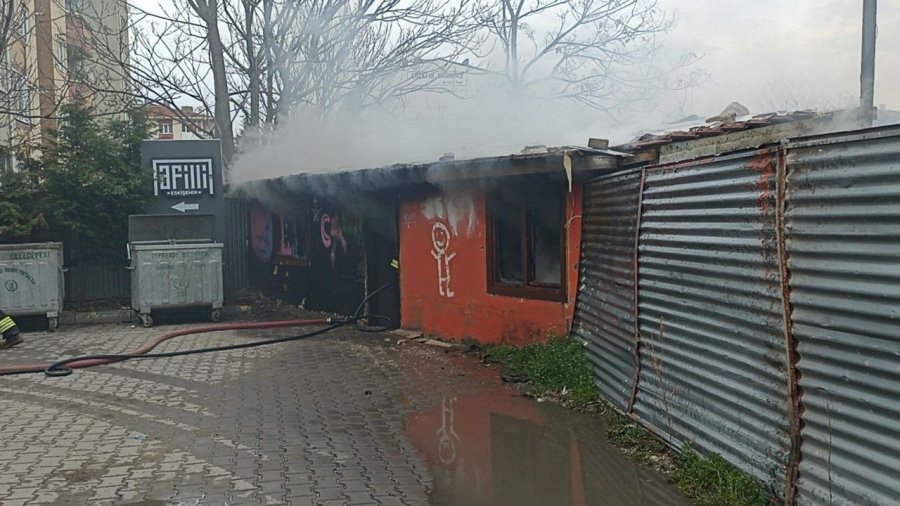 Metruk Evde Çıkan Yangına İtfaiye Ekipleri Müdahale Etti