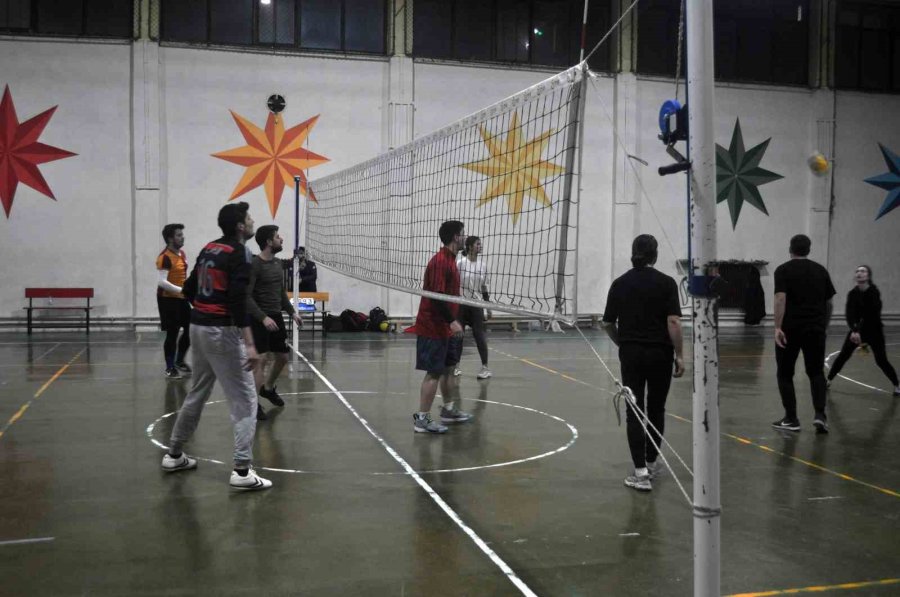 İftar Sonrası Yaptıkları Voleybol Maçı İle Enerjilerini Atıyorlar