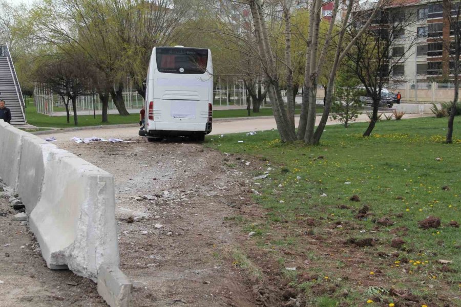 Yoldan Çıkan Yolcu Otobüsündeki 17 Kişi Yaralandı