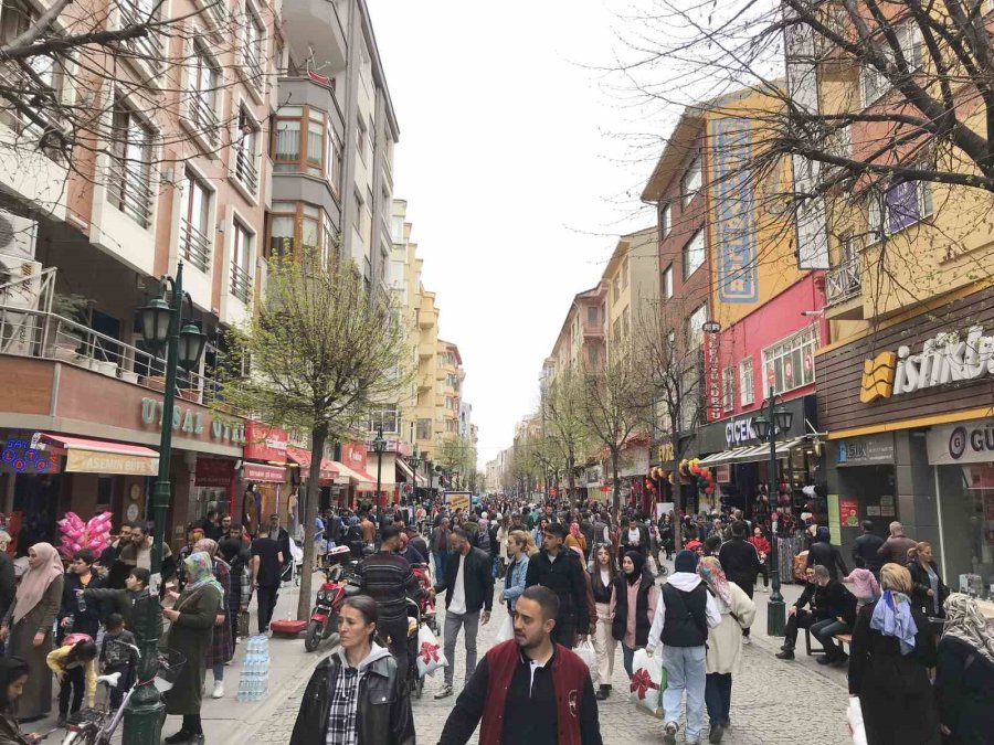 Bayram Öncesi Son Hafta Sonunda Sokaklar Doldu Taştı