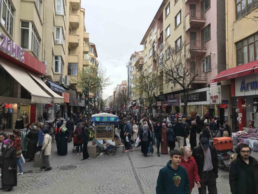 Bayram Öncesi Son Hafta Sonunda Sokaklar Doldu Taştı