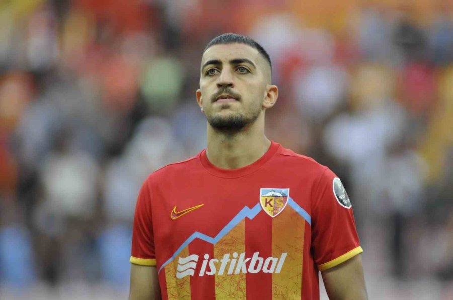 Majid Hosseini Forma Giyemeyecek