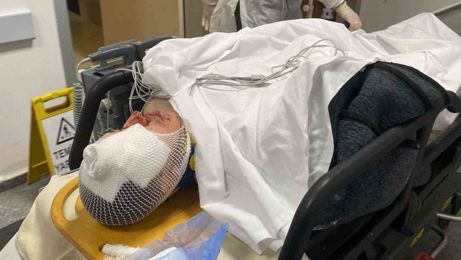 Kamyonete Arkadan Çarpan Otomobil Hurdaya Döndü: 1’i Ağır 2 Yaralı