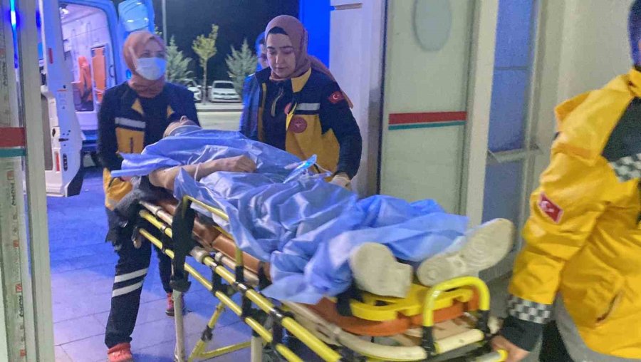 Kamyonete Arkadan Çarpan Otomobil Hurdaya Döndü: 1’i Ağır 2 Yaralı