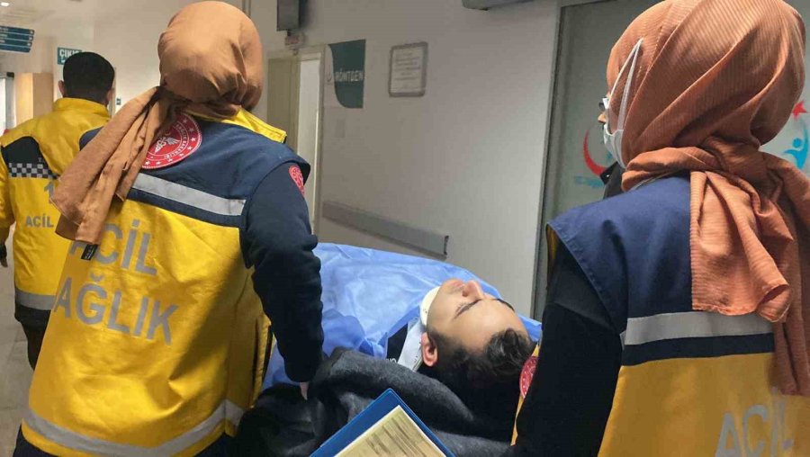 Kamyonete Arkadan Çarpan Otomobil Hurdaya Döndü: 1’i Ağır 2 Yaralı