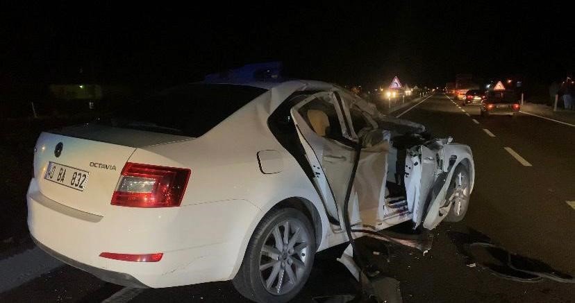 Kamyonete Arkadan Çarpan Otomobil Hurdaya Döndü: 1’i Ağır 2 Yaralı