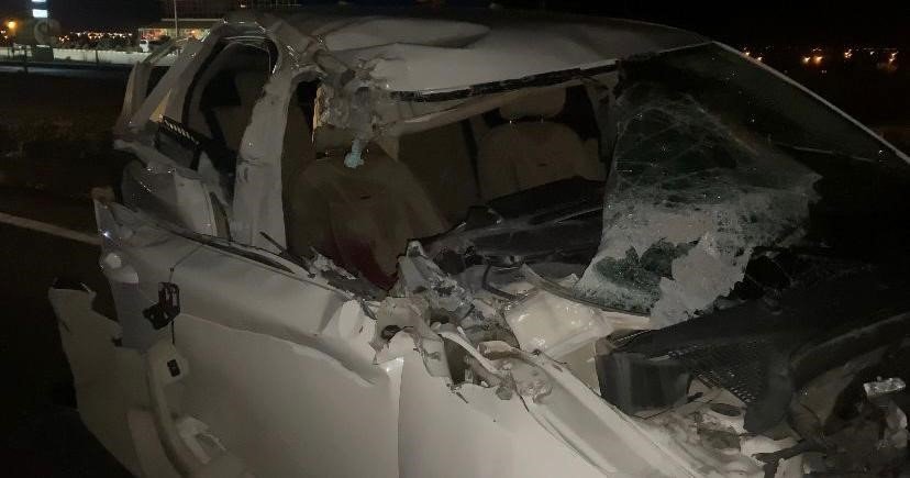 Kamyonete Arkadan Çarpan Otomobil Hurdaya Döndü: 1’i Ağır 2 Yaralı