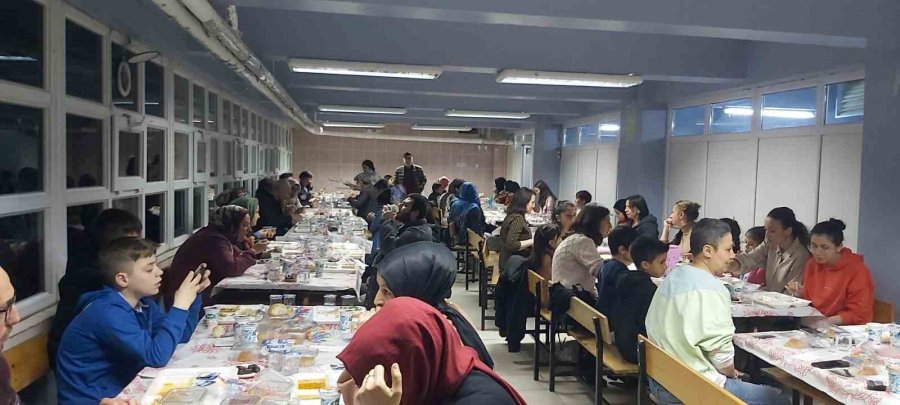 Depremzedelere Manevi Destek İftarı