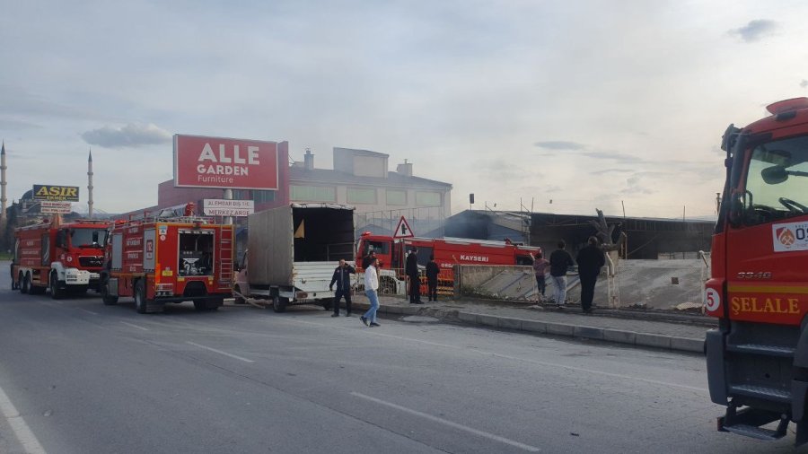 Kayseri’de Bahçe Mobilyaları Üreten Fabrikada Yangın