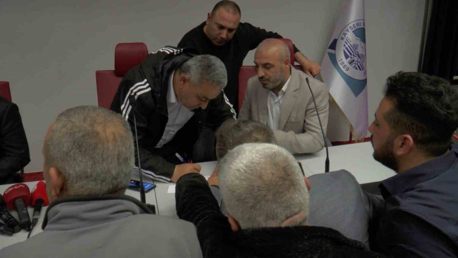 Kayseri’de Otobüsçü Esnafı Belediyede Toplandı