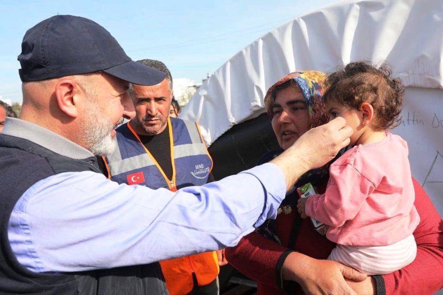 Başkan Çolakbayrakdar, Adıyaman’da Depremzedelerle İftar Yaptı Ve İaşe Dağıttı