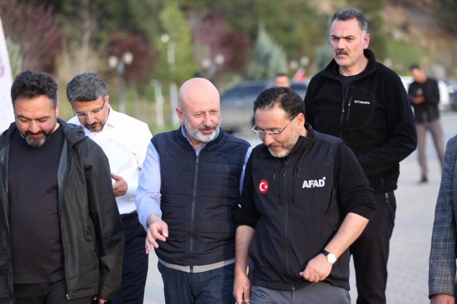 Başkan Çolakbayrakdar, Adıyaman’da Depremzedelerle İftar Yaptı Ve İaşe Dağıttı