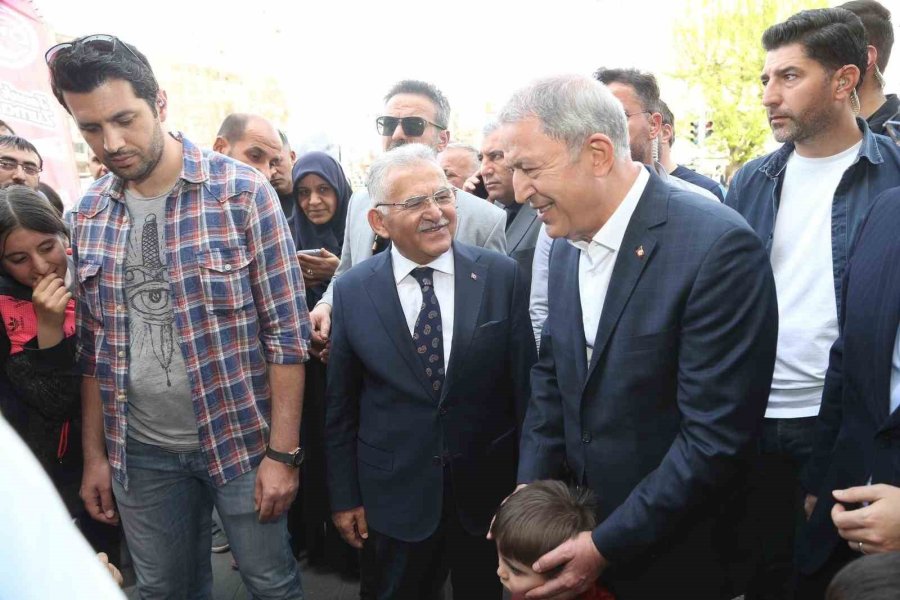 Bakan Akar; Şehit Aileleri Ve Gaziler Derneği’ni Ziyaret Etti