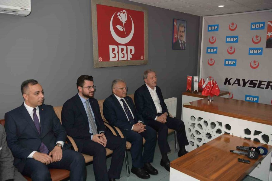 Bakan Akar; Şehit Aileleri Ve Gaziler Derneği’ni Ziyaret Etti