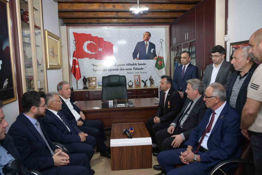 Bakan Akar; Şehit Aileleri Ve Gaziler Derneği’ni Ziyaret Etti