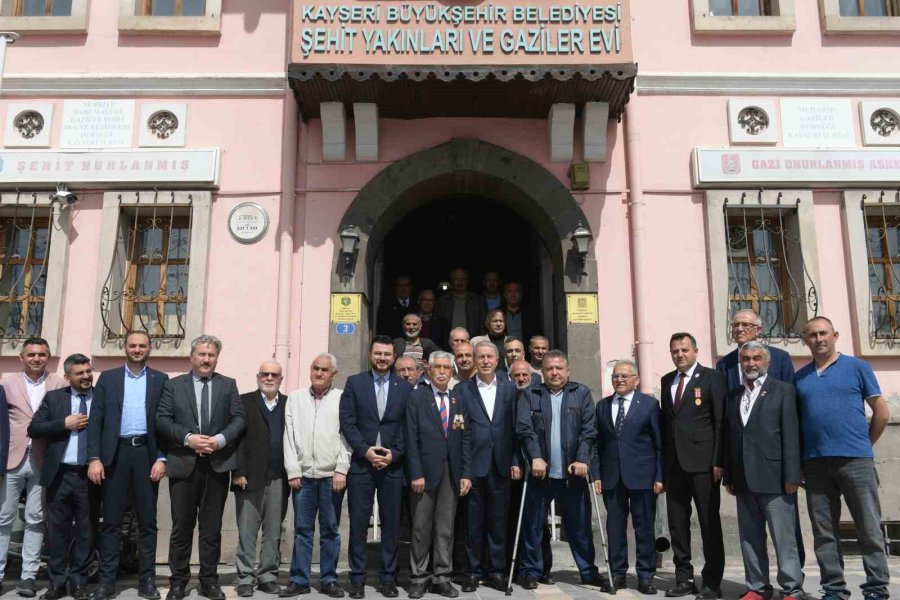 Bakan Akar; Şehit Aileleri Ve Gaziler Derneği’ni Ziyaret Etti