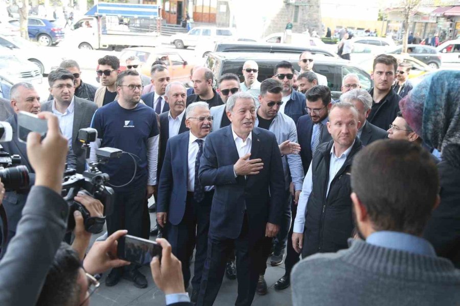 Bakan Akar; Şehit Aileleri Ve Gaziler Derneği’ni Ziyaret Etti