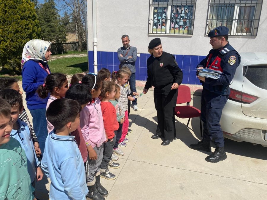 Jandarma Ekiplerinden Öğrencilere Bilgilendirme Ziyareti