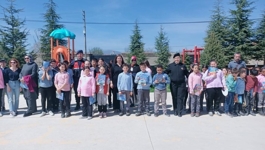 Jandarma Ekiplerinden Öğrencilere Bilgilendirme Ziyareti