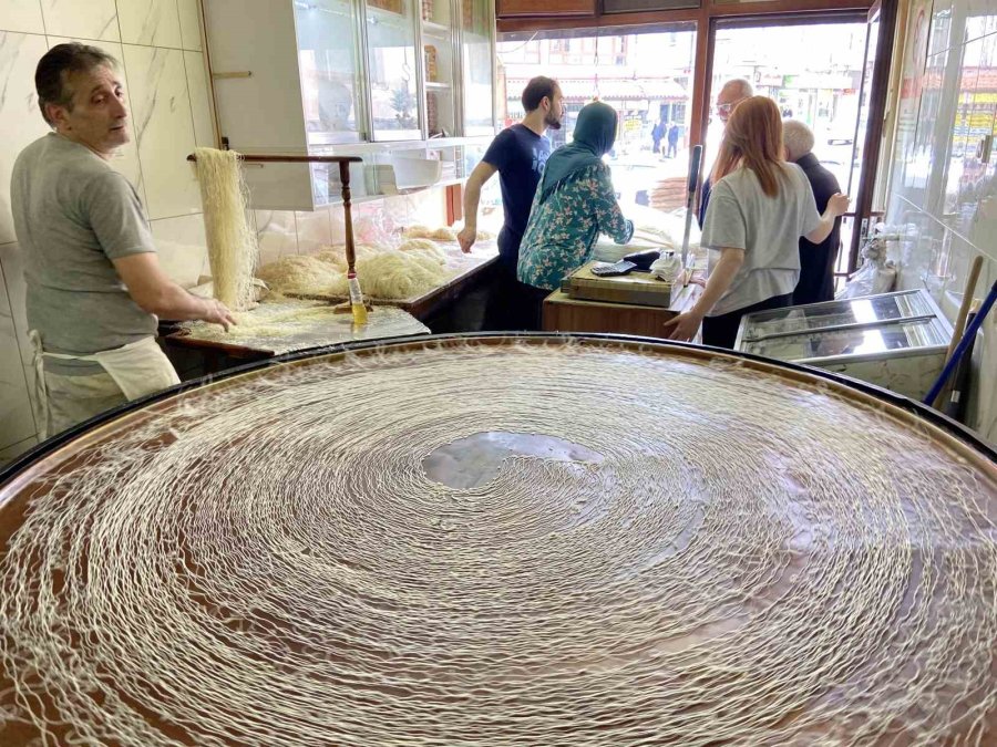 Bayram Öncesi Geleneksel Üretim Tel Kadayıfa İlgi