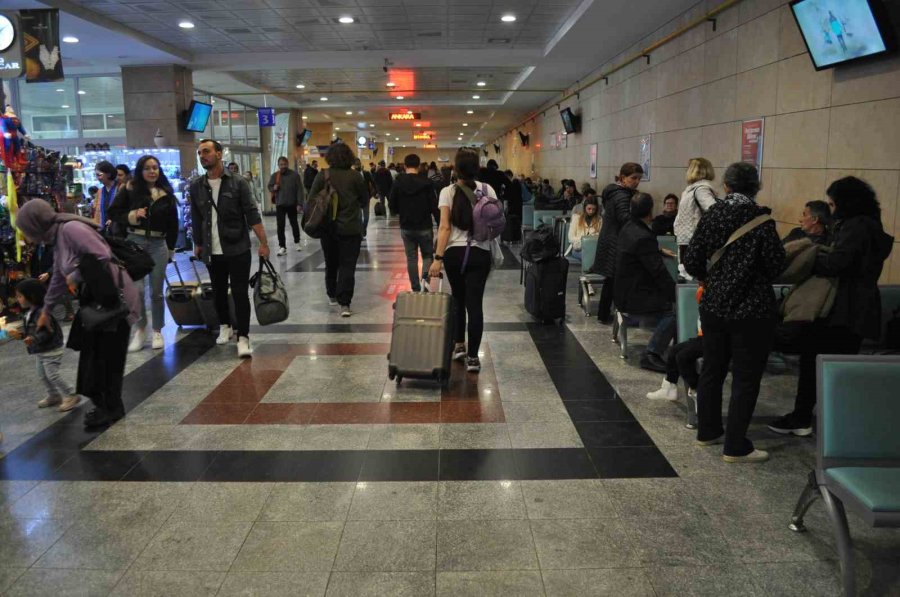 Tren İstasyonunda Bayram Yoğunluğu Başladı