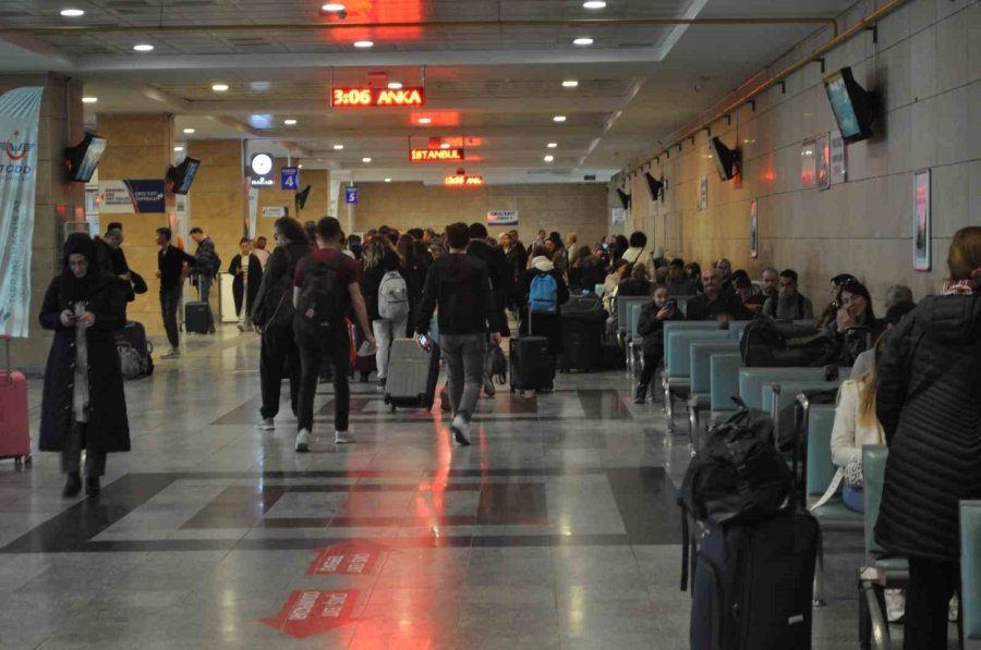 Tren İstasyonunda Bayram Yoğunluğu Başladı