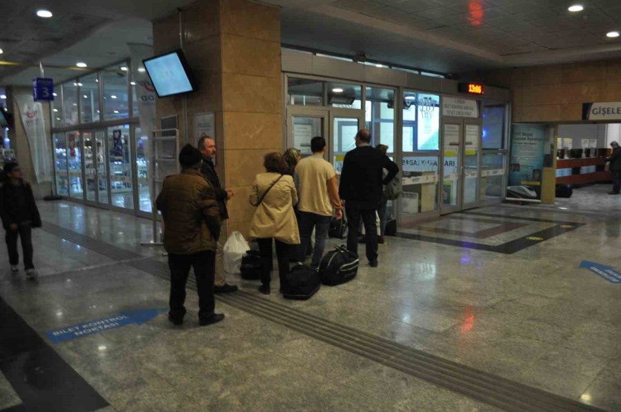 Tren İstasyonunda Bayram Yoğunluğu Başladı