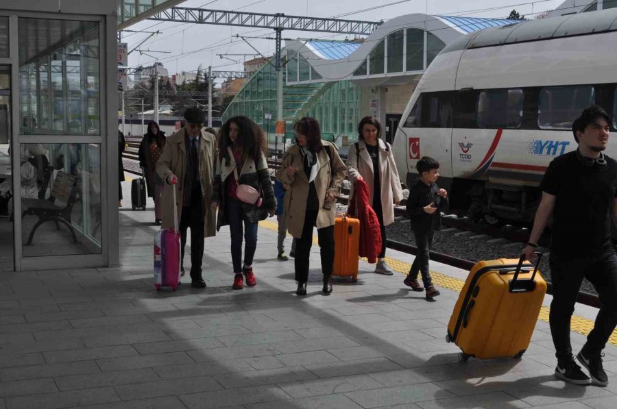 Tren İstasyonunda Bayram Yoğunluğu Başladı
